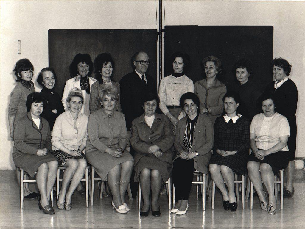 003-8. třída ZDŠ Josefská - kantoři (tedy spíše jen soudružky učitelky...), 1972